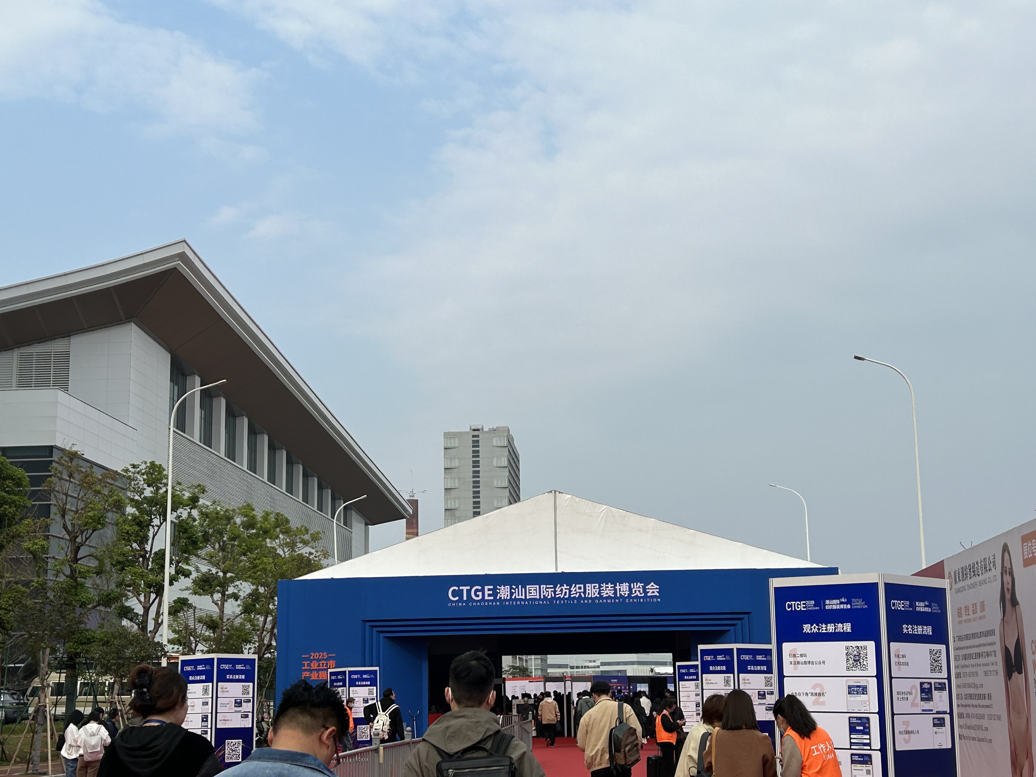 Jüngste Firmenblogs über Qingdao X-C Packaging Printing Co., Ltd. glänzt auf der Shantou Fashion Expo mit der beliebten Papierverpackung Solut